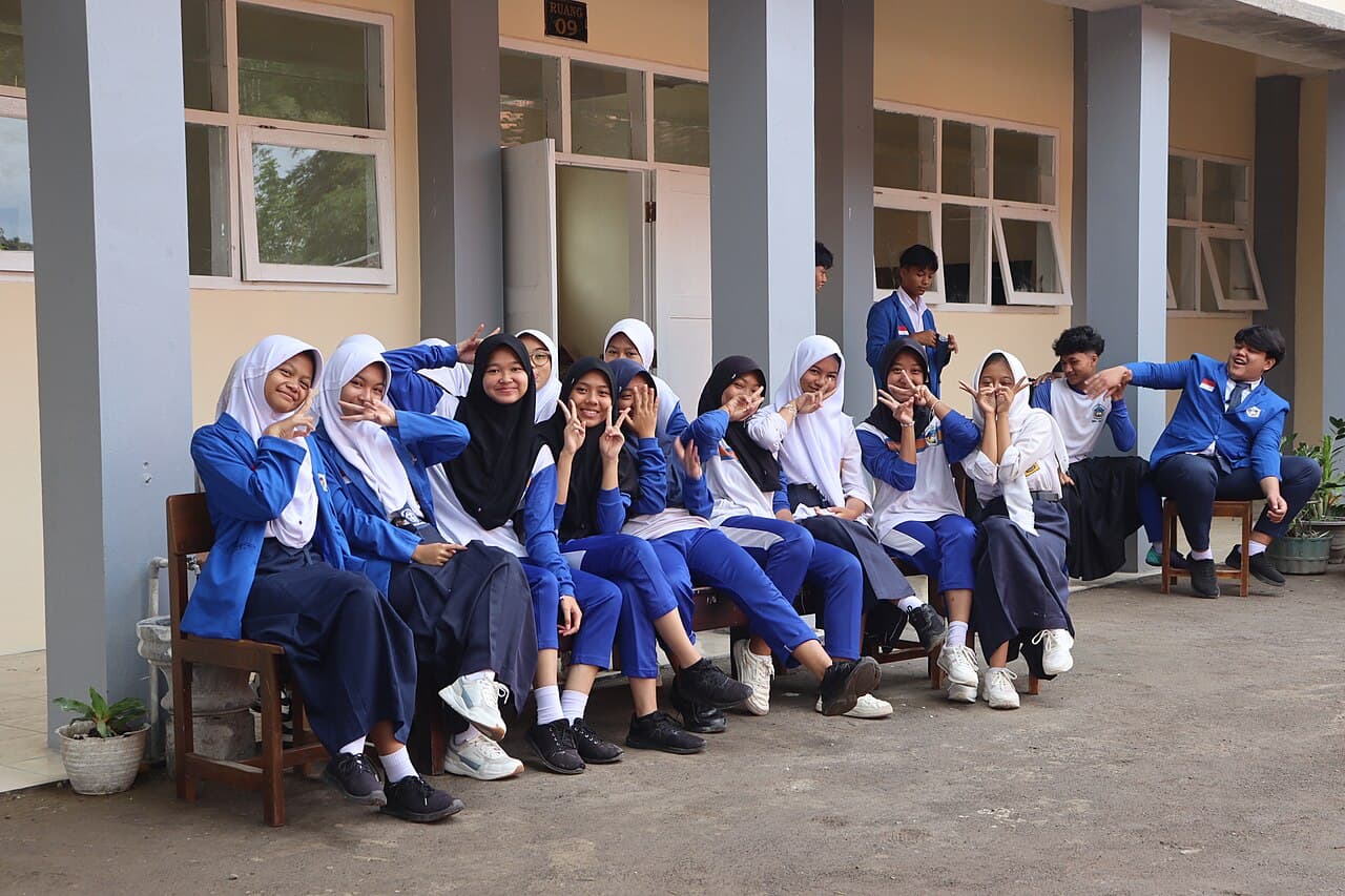 Siswa dan siswi sekolah menonton acara classmeet di halaman sekolah